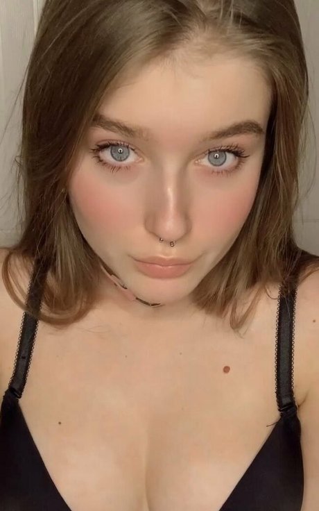 mycourtneyfrost sexy model pictures