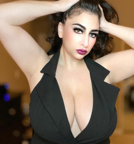 Arikittee model naked photo