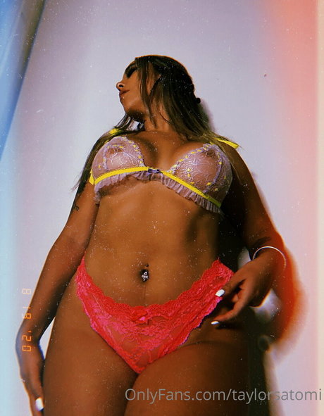 taylorsatomi pornstar exclusive archive