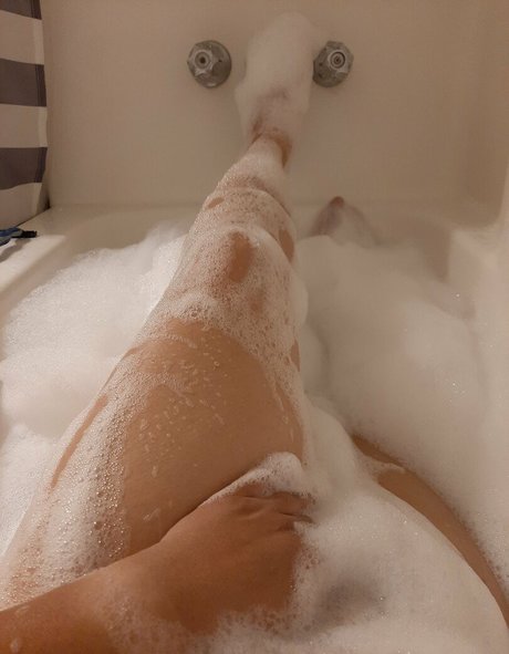 shortskirtsandflirts nudes model pics