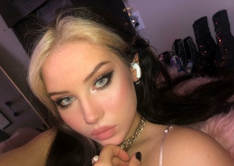 katyakittyxo naked pornstar picture