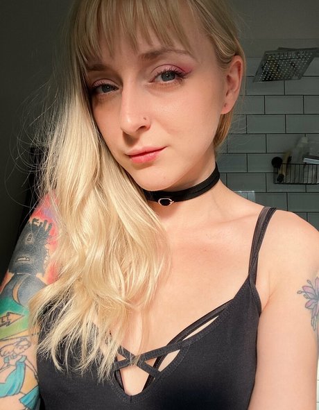 sallyskinkyside star nudes picture