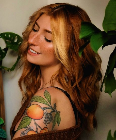 Spooky Foxx star free photos