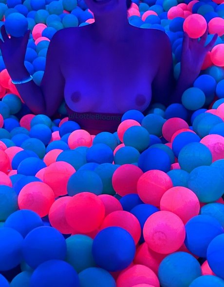 Lottie Blooms pretty pornstar galleries