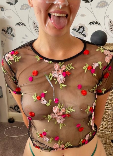 Lottie Blooms erotic model pic