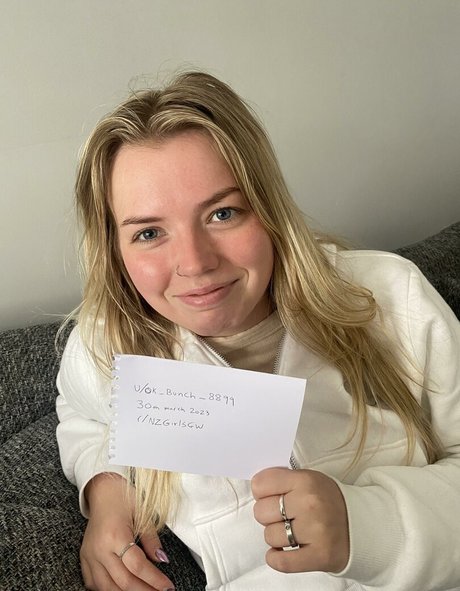 holliesworldd model hot pic