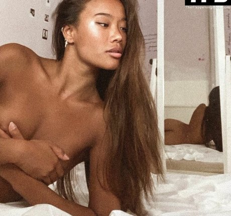 Nona Sobo model top photo