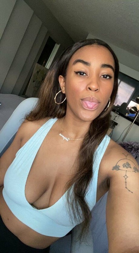 TatyMx naked pornstar img