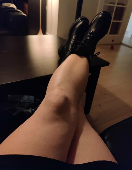 ditteslegsandfeet model perfect img