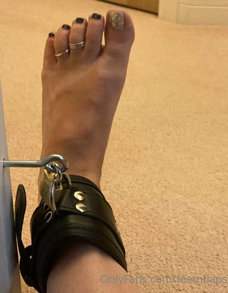 feetnflaps model img