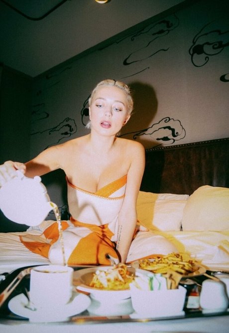 carolinevreeland star nudes photo