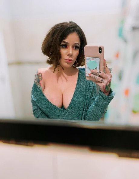 ihatelaiika model exclusive image