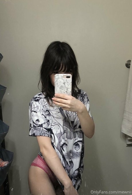Mewnii pornstar adult img