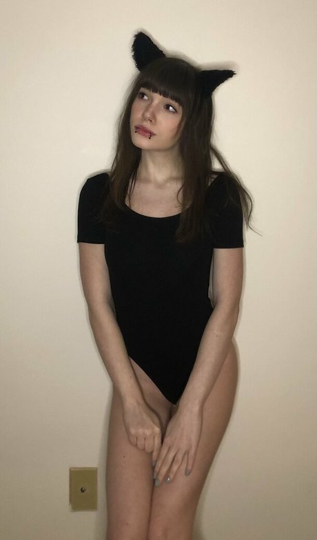 Mewnii star porn photo