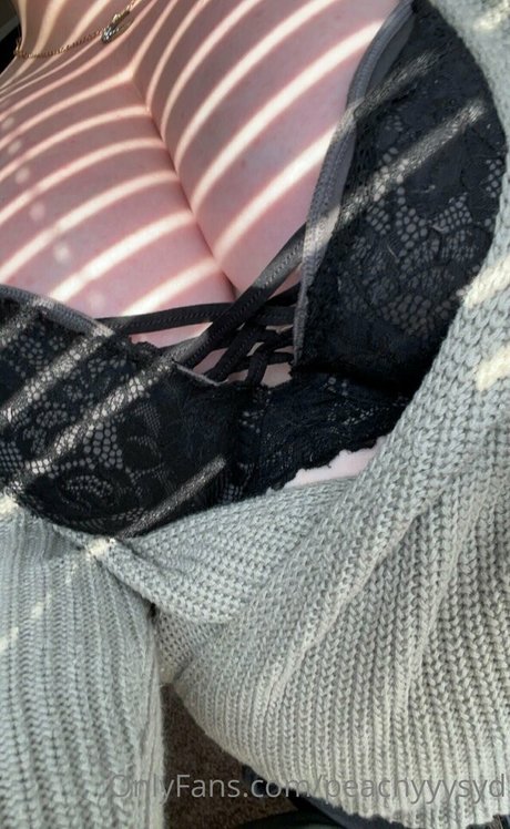 peachyyysyd sexy model photo