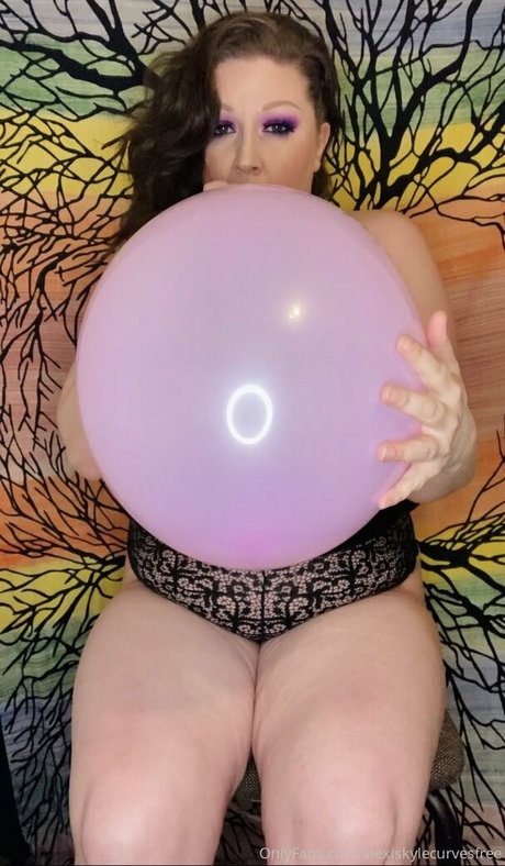 alexiskylecurvesfree model nudes picture