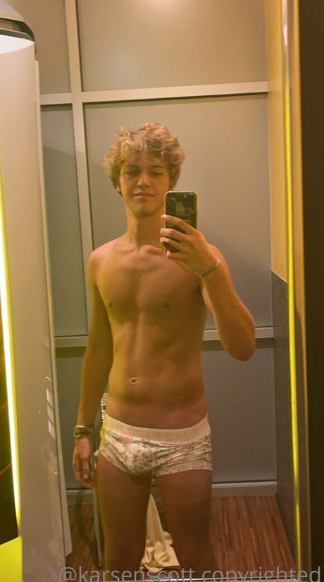 karsen scott top actress pic