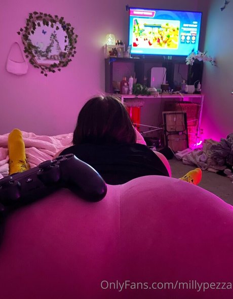 millypezza nude pornstar pic