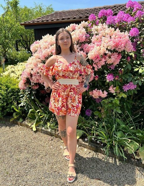 scarletwaterfall model pretty picture