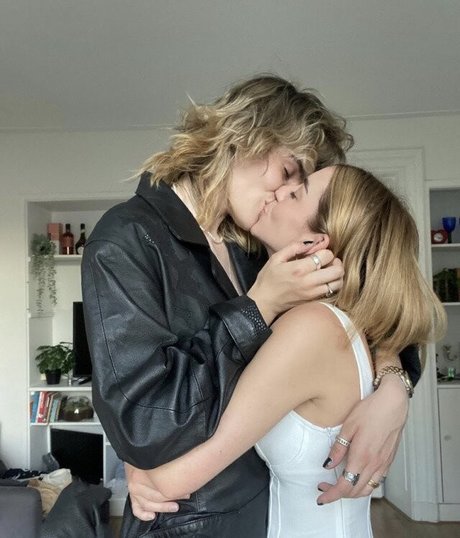 Adelaide Kane star naked pictures