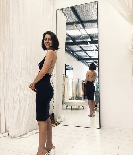 Adelaide Kane pretty pornstar pictures