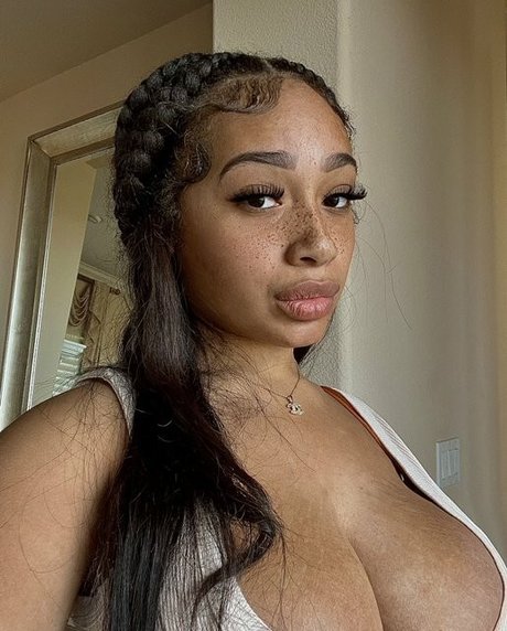 Lexxiibaebie adult model pic