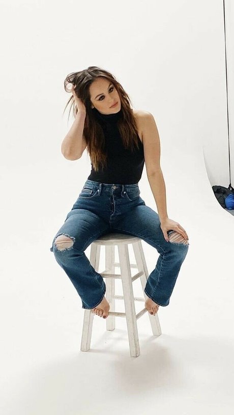 Hayley Orrantia star nudes pic