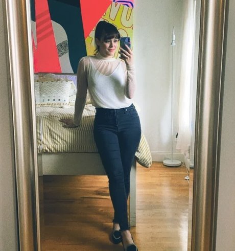 Hayley Orrantia model hd picture