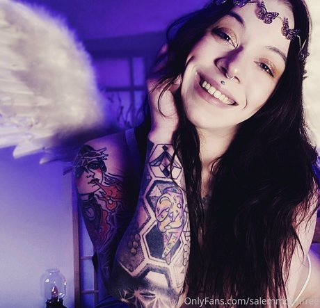 salemmoonfree model top image