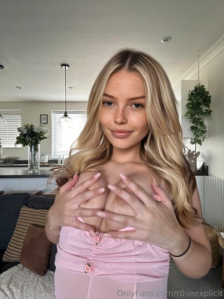 r0seexplicit erotic actress pictures