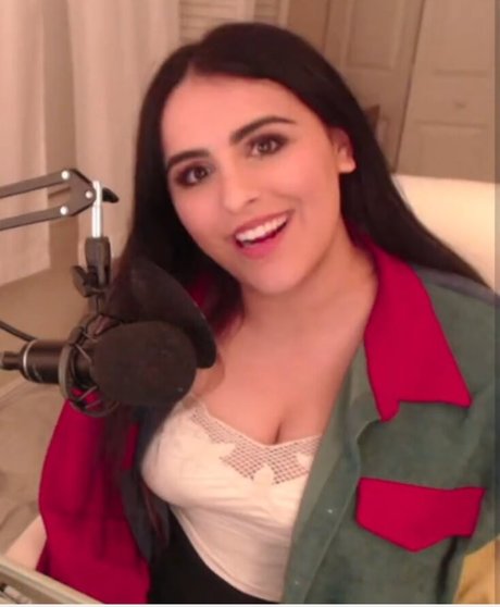 Alliebeemac star erotic picture