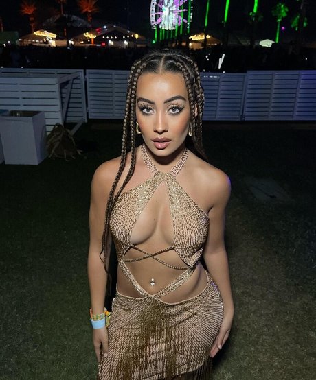 Marina Rivers model art gallery