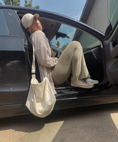 Maddie Henderson star sexy photos