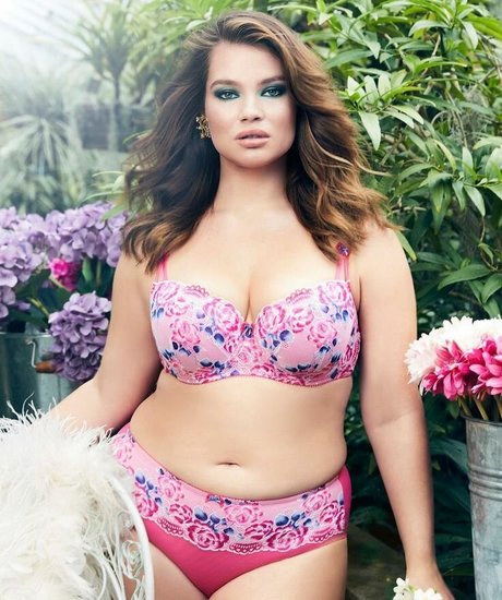 Tara Lynn hot star pics