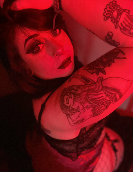 stfuitscourtney hot model picture