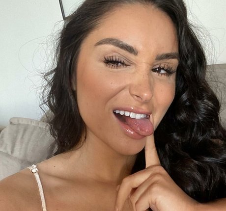 Coco Lodge pretty model photo