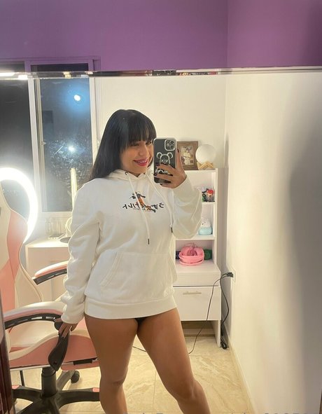 alm010599 beautiful model picture