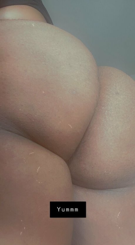 juicywxnter naked model pic