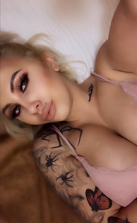 Kali Habibti model sexy pic