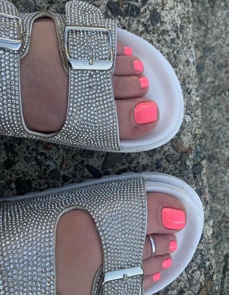 officialbarefeetblonde model erotic images