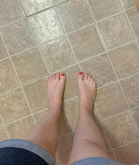 ellesfeet8 beautiful actress pictures