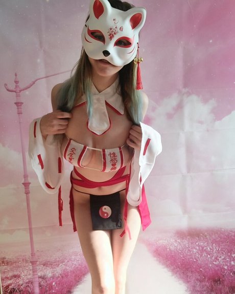 b kitty pretty model img