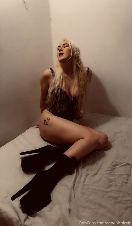 annanicolevip erotic model gallery