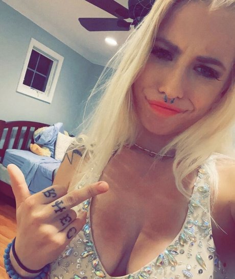 Awholeassmessbpd art star photo