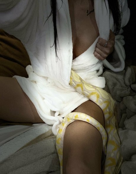 cherokee87 naked model img