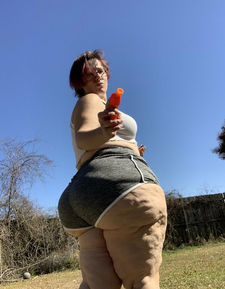 hourglassleigh erotic actress photo