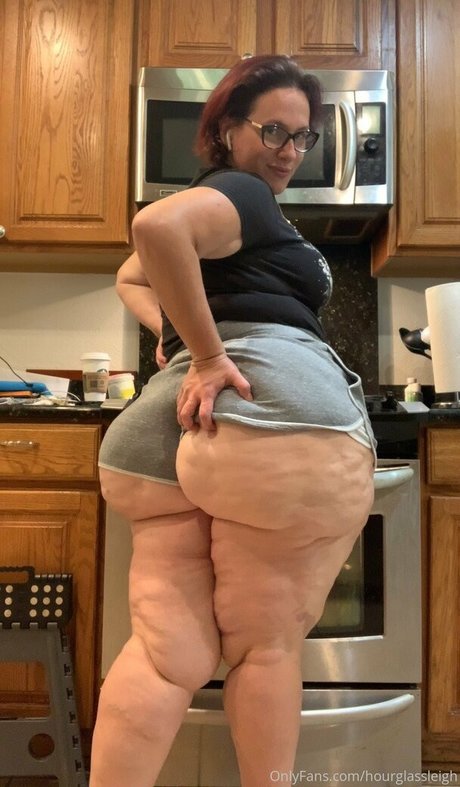 hourglassleigh nudes model photos