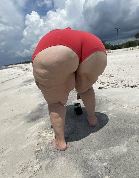 hourglassleigh erotic model image