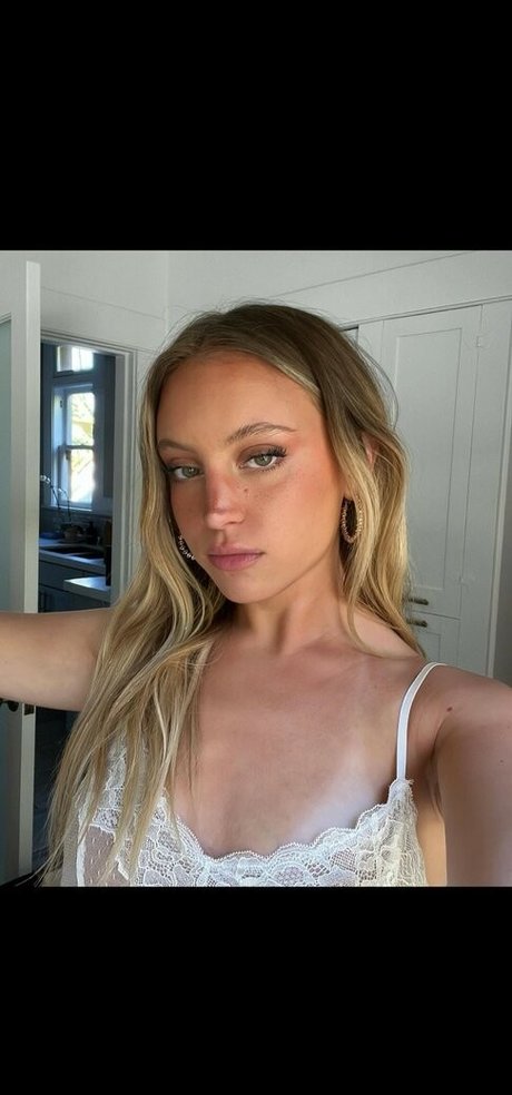 Riley Hubatka free model image