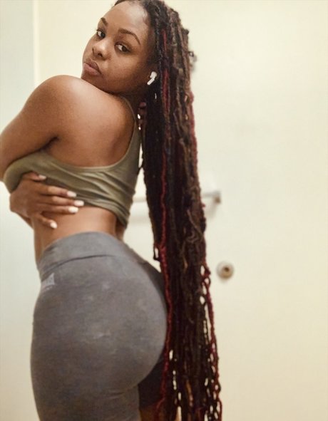 Liliwashere pornographic model image